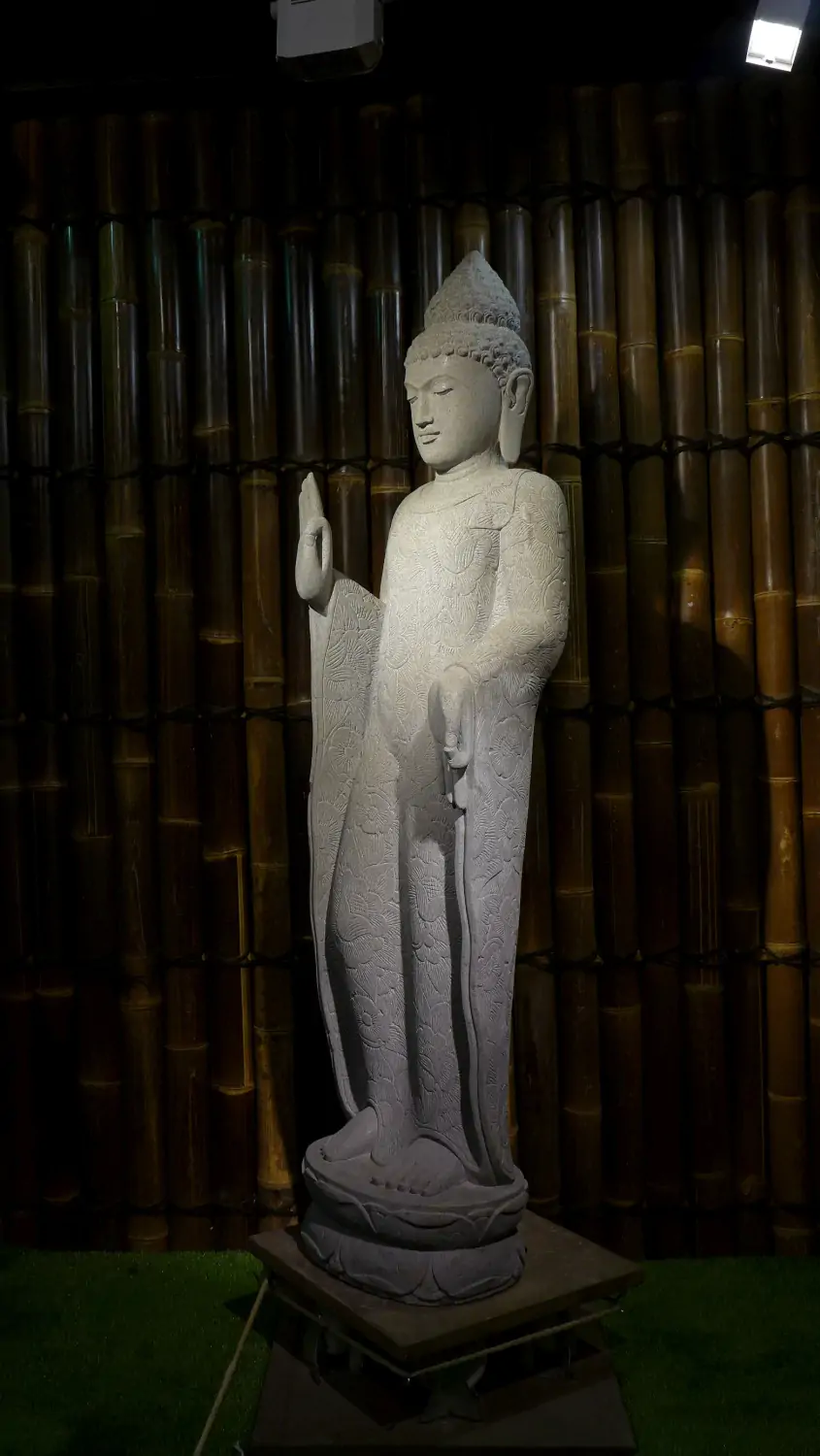  Product image 3 of the product “Standing Buddha with floral carving, Abudaya position. 43 x 39 x 175cm. Natural stone (river stone), stonemasonry ”